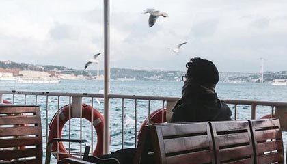 拜仁慕尼黑中场组织秩序井然，稳固领先优势