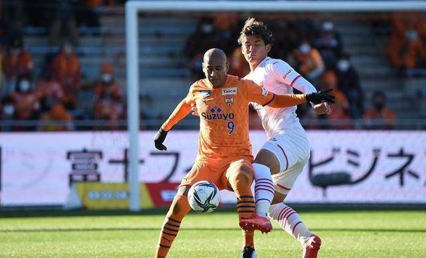 米兰体育官网入口-鹿岛鹿角主场气氛火爆，球迷助威成强大后盾