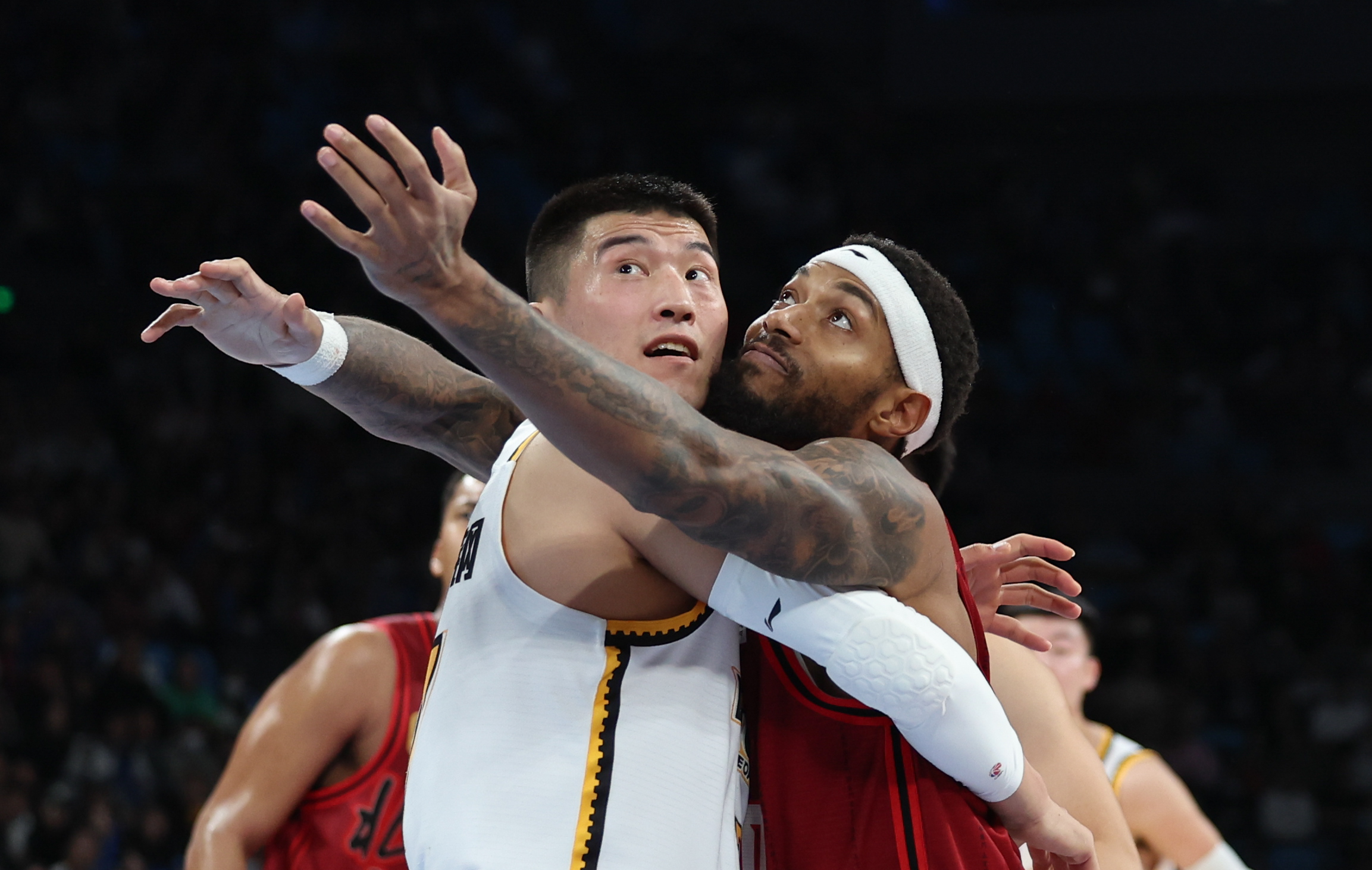 竞技赛场上的球员们已经发挥出色，获得观众肯定的简单介绍