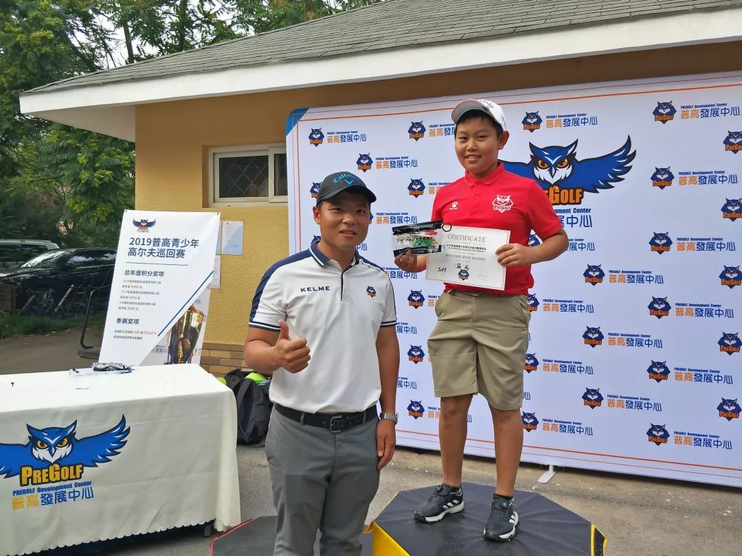 米兰体育培训-小球员在训练中不断突破自我