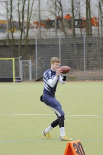 米兰体育亚洲官网-波鸿球员势不可挡，豪取胜利保持领先