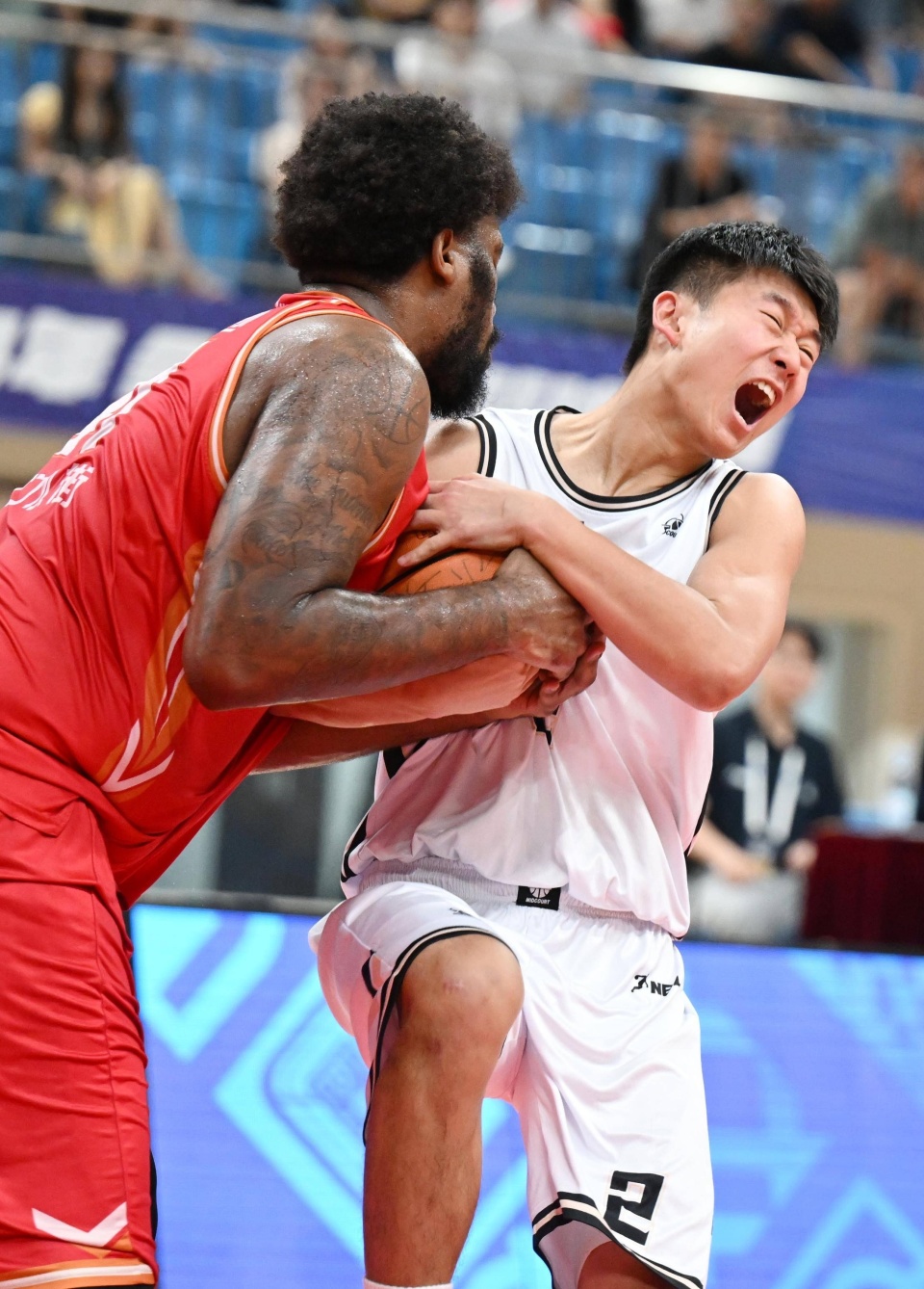 关于篮球职业联赛强强对话，精彩纷呈的信息