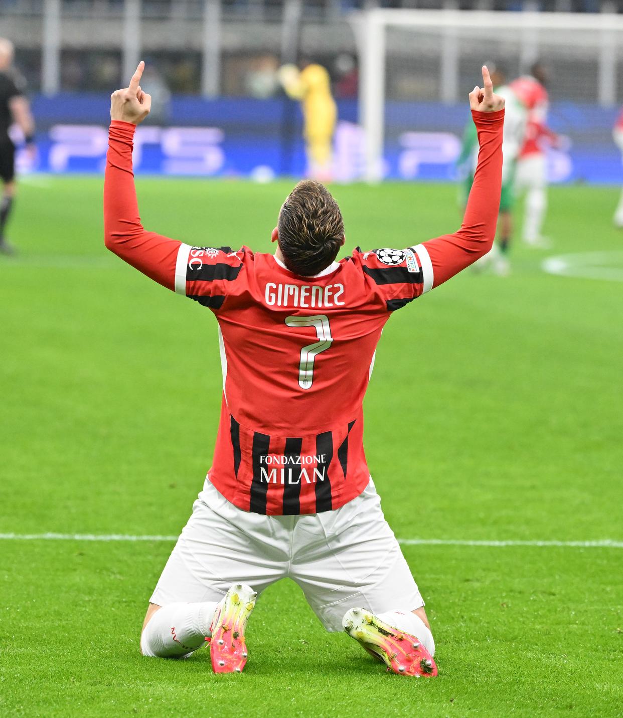 米兰体育馆-AC米兰中场伤愈归队，备战欧冠资格赛的简单介绍