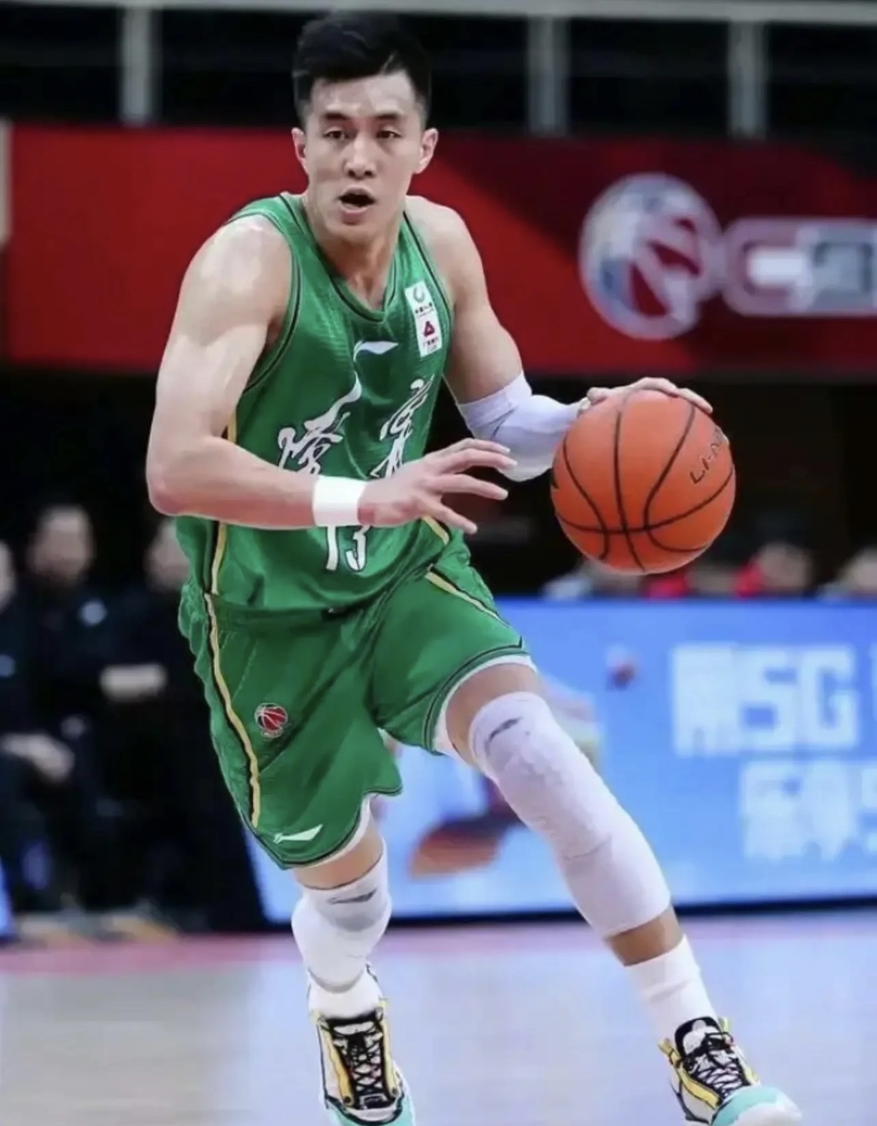 米兰体育培训-紧张刺激的比赛中，球队一马当先，领先有余