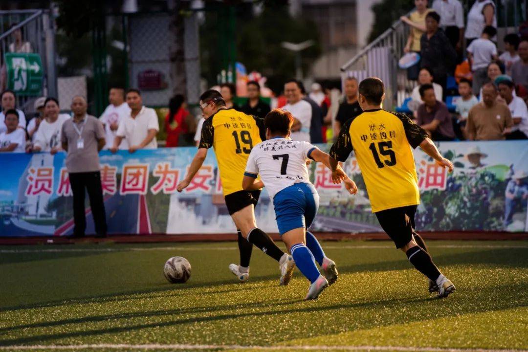 足球比赛掀起热潮，球员技术展示精彩纷呈的简单介绍