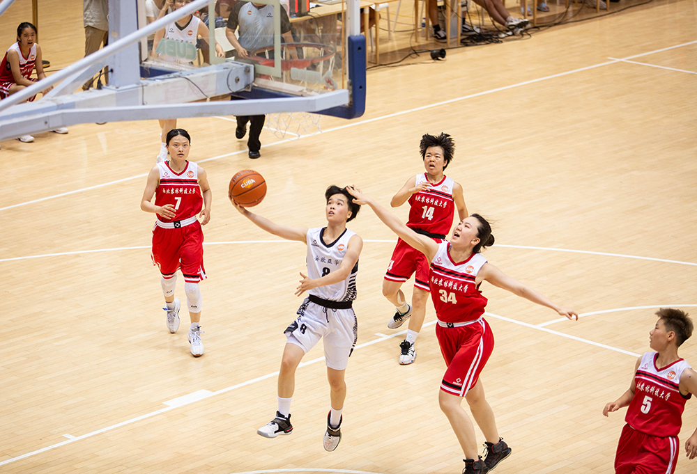 米兰体育在线登录-福建男篮大获胜利，击败陕西橄榄球队