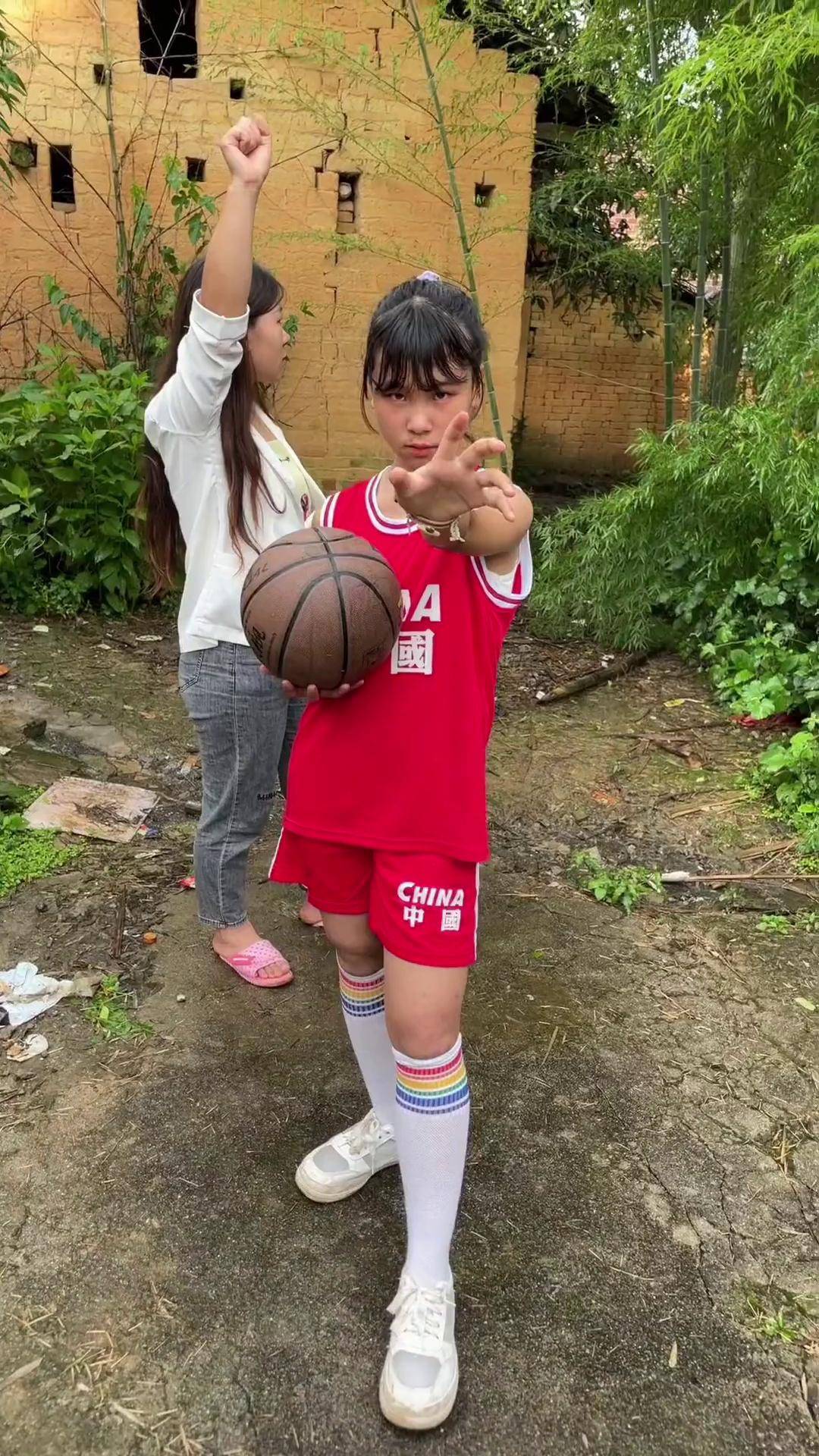 挑战新高度！篮球队员展现个人魅力的简单介绍