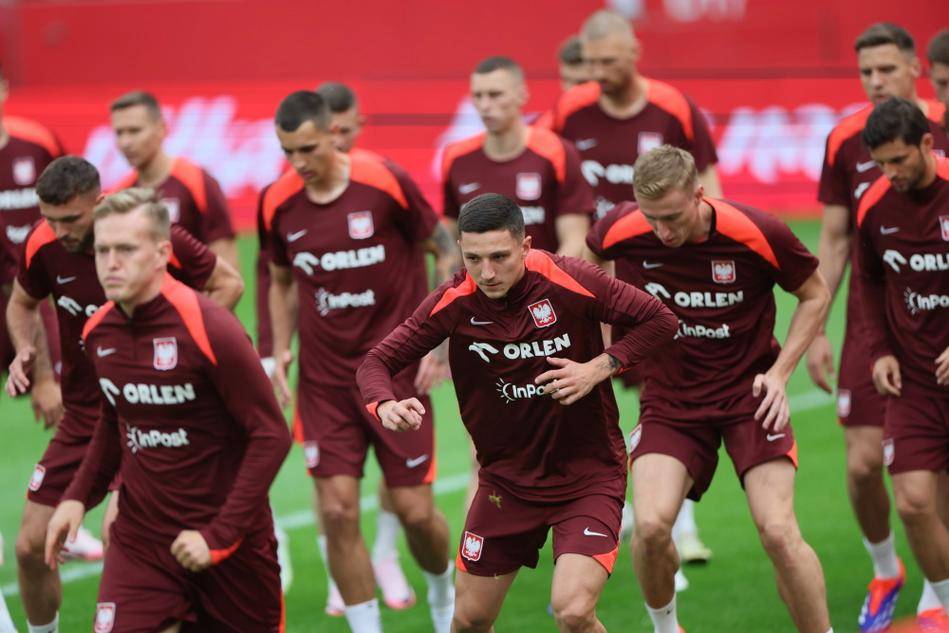 关于荷兰主场击败拉脱维亚，欧预赛小组出线前景一片光明的信息