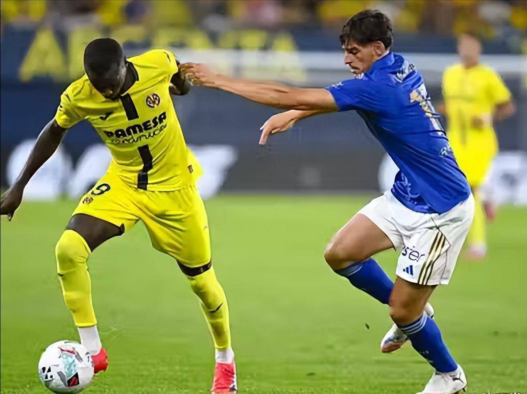 包含西甲巨头宣布签下新后卫，增强防守阵容的词条