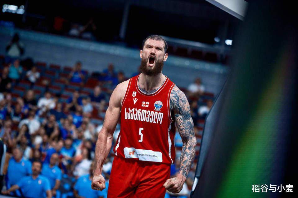 关于雄鹿队球员在训练场上尽展身手，为下一场较量做准备！的信息